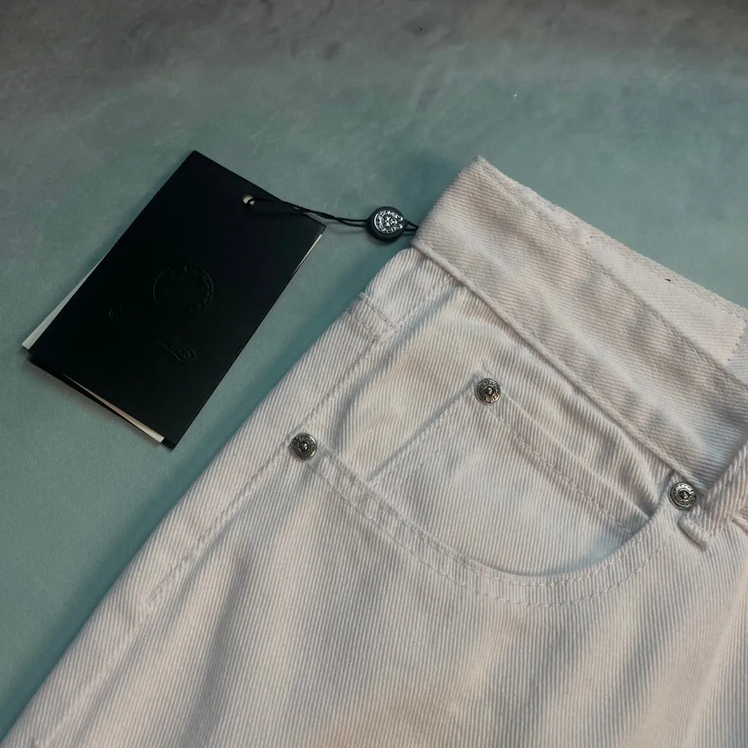🅿️240 🔘Style number-KL165 🔘Cro Heart𝐂𝐡𝐫𝐨𝐦𝐞 𝐇𝐞𝐚𝐫𝐭 White cow lemon yellow cross patch leather jeans* This is simply a dream item in the fashion world! It uses top-notch heavy-duty washing technology to give the white denim a full texture and full retro charm. The laser-cut cross in calfskin is the finishing touch of these pants. The lemon yellow is bright and eye-catching. When paired with white denim, it creates a unique fashion sparkle. The distressed silver hardware has ultra-fine details and a high-end feel. The straight version is even more unique. It has a great slimming effect on the upper body. It can be easily controlled regardless of body shape. The genderless trend takes off immediately! The design of these pants is unique, the details are superb, simple and elegant. The workmanship is also quite exquisite, the wiring is neat, and every small detail is handled just right. The high-end quality is completely different from ordinary products! The matching suggestions are as follows: Trendy street style: Wear a black loose hooded sweatshirt with a personalized fluorescent graffiti pattern on your upper body, then a black leather jacket by Croix Heart, and a pair of black high-top Converse or Balenciaga dad shoes on your feet. For accessories, you can choose a silver necklace and ring from Crow Heart, and then wear a black baseball cap. Walking on the street will definitely turn heads. Casual fashion style: wear a white cotton short-sleeved T-shirt inside, a light blue denim jacket on the outside, these Crouch jeans on the bottom, and a pair of white shoes, like Nike's Air Force 1. Wear a simple white backpack for daily outings and shopping, which is comfortable and fashionable. Personalized retro style: Choose a retro polka-dot shirt and tuck the shirt into your pants. Pair it with a pair of brown retro leather shoes or Martin boots with thick soles. Wearing a pair of round retro sunglasses, the overall look is unique and retro.  Size: S M L XL (28.30.32.34) Color: White